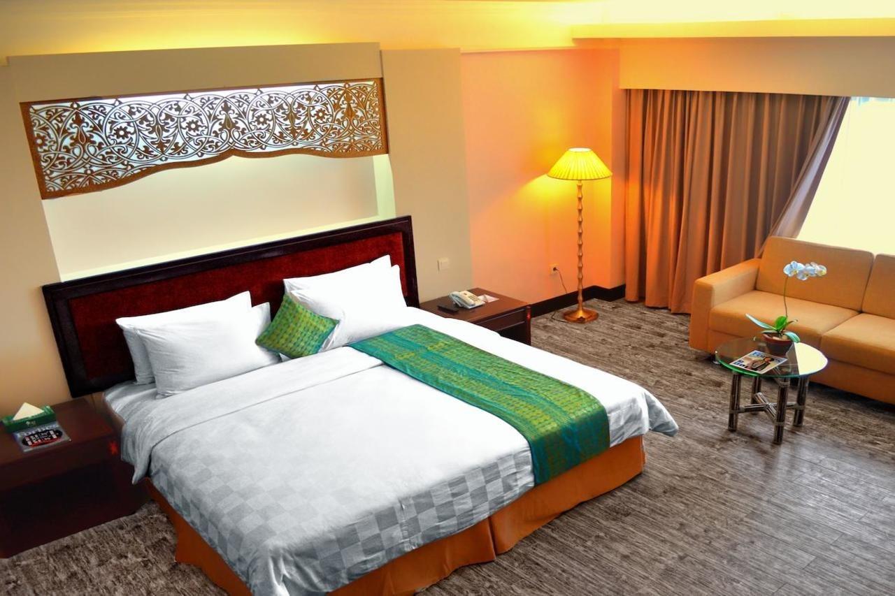 Kyriad Bumiminang Hotel Padang  Exterior foto
