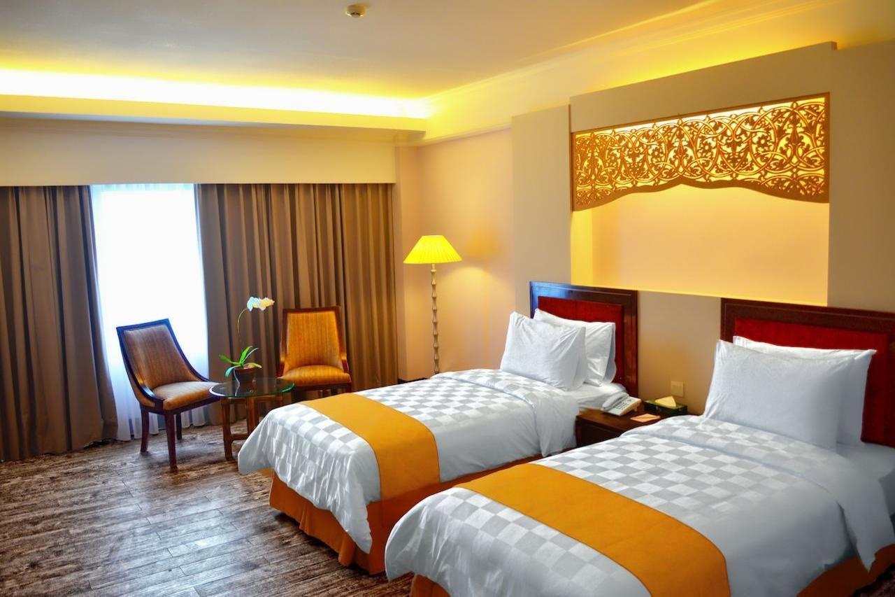 Kyriad Bumiminang Hotel Padang  Exterior foto